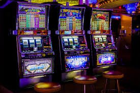 Người chơi Live Casino trên điện thoại với giao diện tiếng Việt trên hitclup